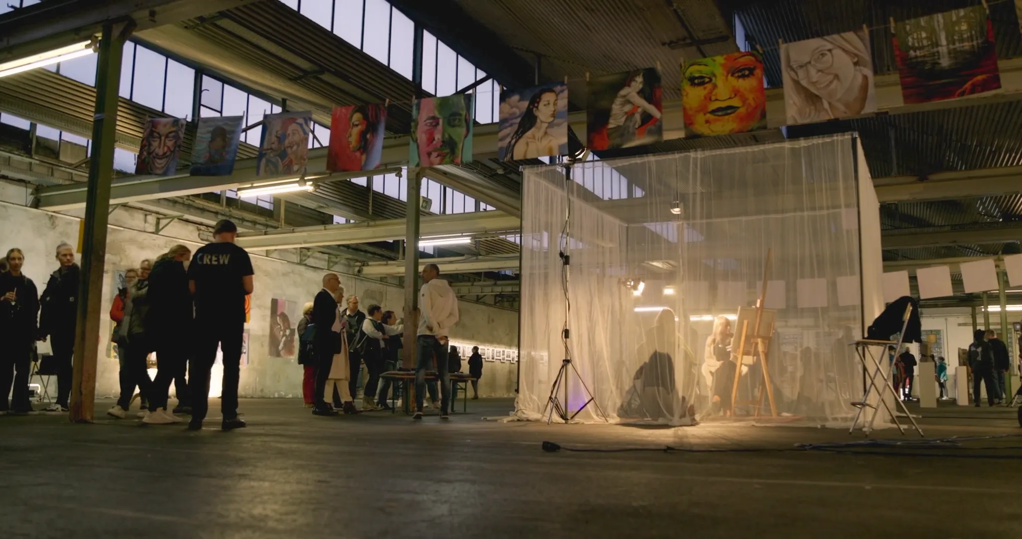 Filmstill aus der Branded Documentary Unverhüllt der Künstlerin Andrea Kraus